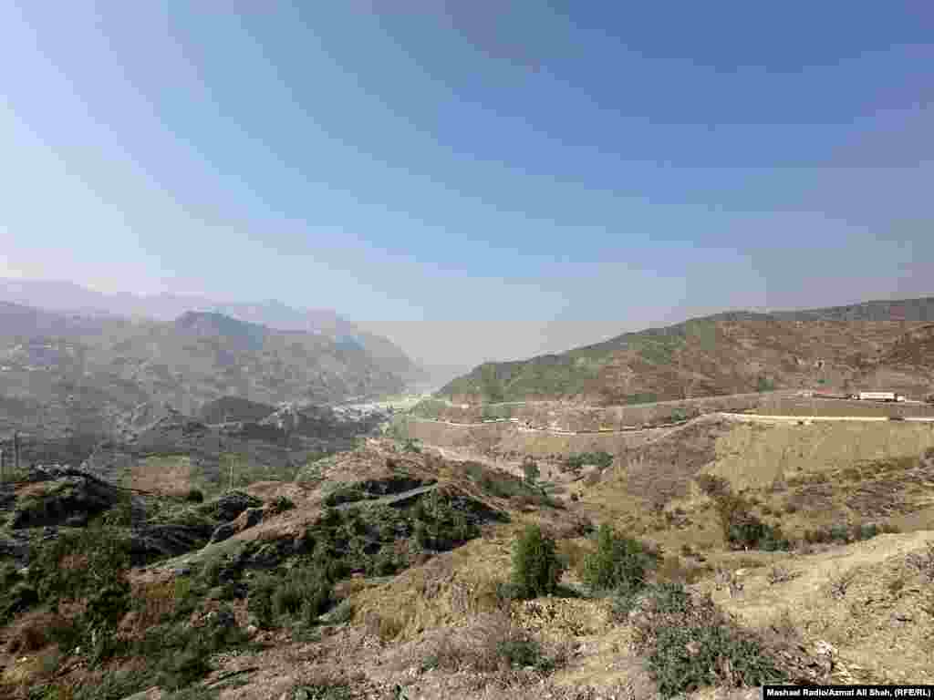 The winding road leading to the Torkham border crossing. HRW also says that many Afghans at risk of being deported are awaiting resettlement to the United States, United Kingdom, Germany, and Canada.&nbsp;