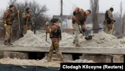 Ukrainian soldiers build a bunker with sand during intense shelling in Bakhmut on December 26.