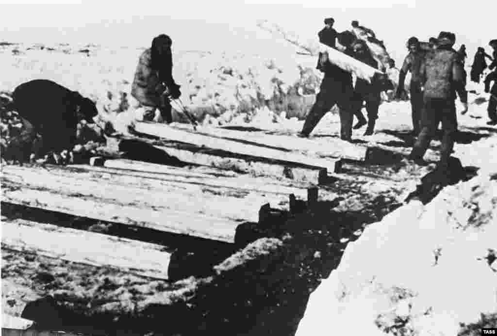 Soviet Gulag prisoners constructing the North Pechora Railway (undated photo).