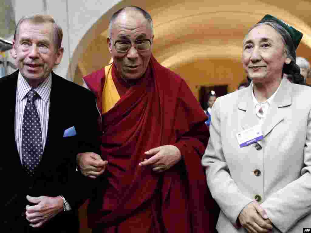 Former Czech President Havel, Tibetan spiritual leader the Dalai Lama (center), and Rebiya Kadeer, head of the World Uyghur Congress, at the Peace, Democracy, and Human Rights in Asia conference in Prague in September 2009.