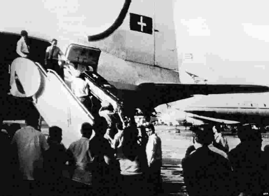 The coffin of U-2 pilot Major Rudolf Anderson Jr., the crisis&#39;s lone casualty, is loaded onto a Swiss plane at Havana&#39;s airport on November 6, 1962 for repatriation to the United States.