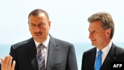 Guenther Oettinger (right) will need to balance political and commercial concerns with Azerbaijani President Ilham Aliyev.