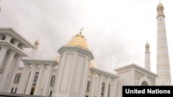 UN Secretary-General Ban Ki-moon's five-state tour included a tour with his wife through the Spirit of Turkmenbashi Mosque and Mausoleum, outside the Turkmen capital, Ashgabat, on April 2.