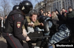 Moscow riot police broke up an anticorruption protest in Pushkin Square on March 26.