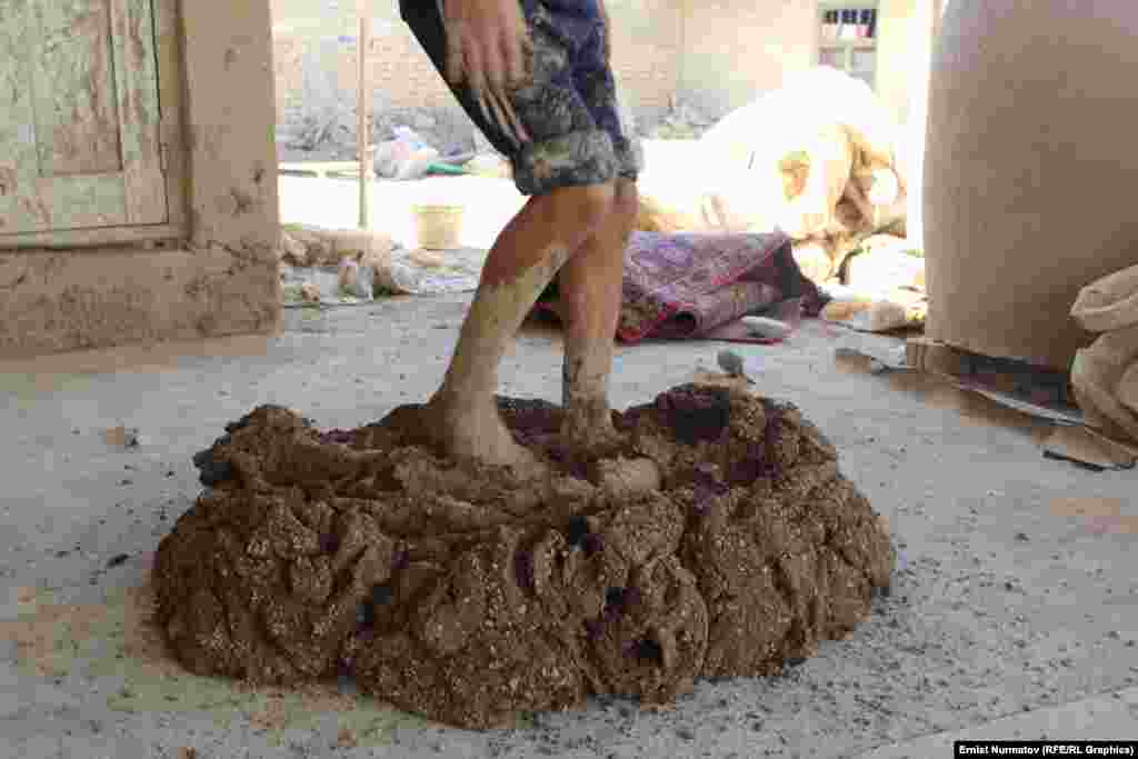 Preparing the moistened clay.&nbsp;All members of the family help in the production of the ovens. 