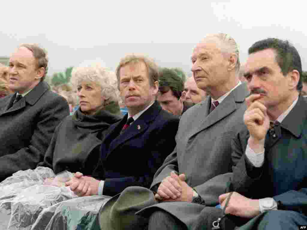 Havel (center) sits between his first wife, Olga, and the Prague Spring&#39;s Alexander Dubcek in Prague listening to Pope John Paul during his visit to Czechoslovakia.