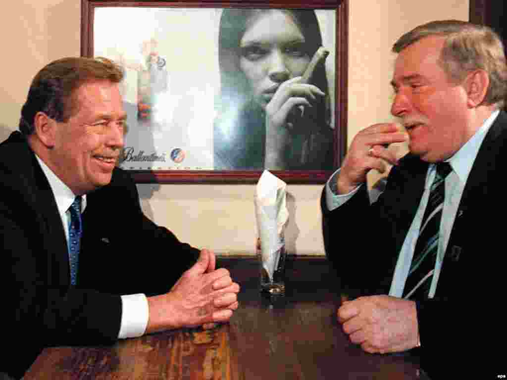 Czech President Havel (left) and former Polish President Lech Walesa joke in a Warsaw pub in March 1998.