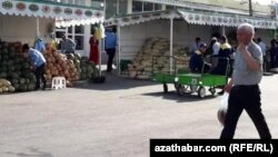 Food prices have been rising in Turkmenistan's bazaars and markets in recent days. (file photo)