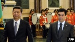 Chinese President Xi Jinping (left) and his Turkmen counterpart Gurbanguly Berdymukhammedov during talks in Ashgabat on September 3. 