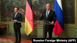 German Foreign Minister Heiko Maas (left) with his Russian counterpart, Sergei Lavrov