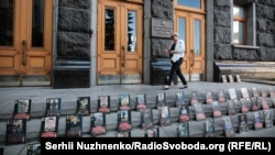 Портреты погибших на Донбассе бойцов на ступеньках президентской администрации во время акции противников референдума по мирным соглашениям с Россией