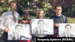 Protesters supporting Saparmamed Nepeskuliev outside the Turkmen Embassy in Washington, D.C., in October.