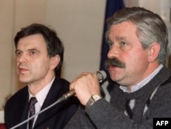 Soviet Parliament Chairman Ruslan Khasbulatov (left) and Vice Chairman Aleksandr Rutskoi address media inside the White House on October 1, 1993.