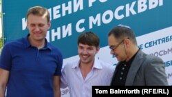 Aleksei Shagal (center) with Aleksei Navalny (left) and Internet analyst Anton Nossik in Moscow.