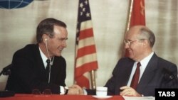 U.S. President George Bush (left) and Soviet leader Mikhail Gorbachev during a joint press conference in Valletta, Malta, on December 3, 1989.