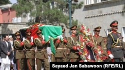 Afghan soldiers carry the coffin of slain Afghanistan High Peace Council and former President Burhanuddin Rabbani during his funeral at the Presidential Palace in Kabul on September 23, 2011.