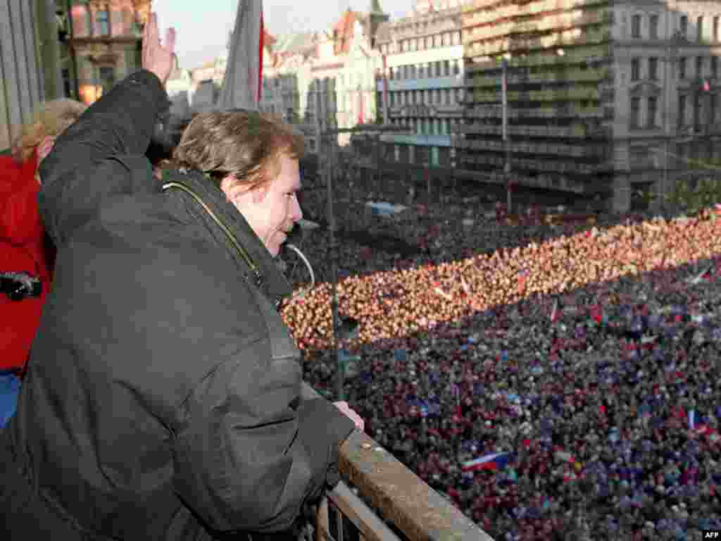 Vaclav Havel, a leading member of the Czechoslovak opposition, waves to the crowd of demonstrators on Wenceslas Square in Prague on December 10, 1989.