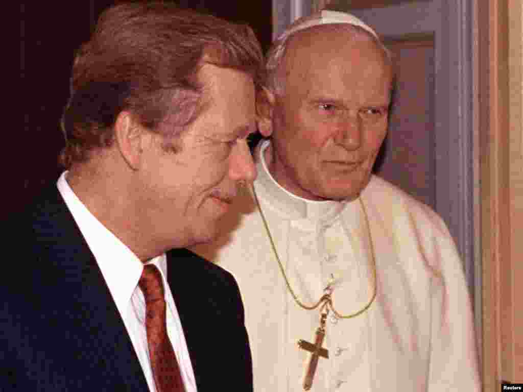 Pope John Paul II (right) holds a private audience with Havel at the Vatican in Rome in September 1990.