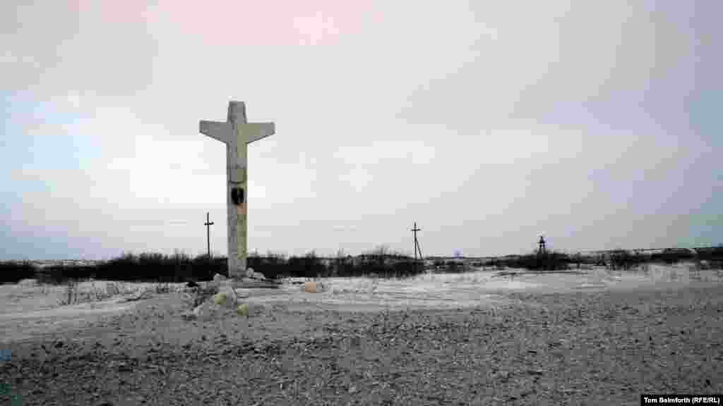 A Polish memorial to victims of the Gulag stands next to the Vorkutinskaya mine.