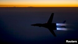 A U.S. Air Force B-1B Lancer supersonic bomber flies over northern Iraq after conducting air strikes in Syria against IS targets. (file photo)