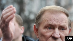 Leonid Kuchma speaks to journalists in Kyiv on March 28.