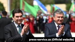 Turkmen President Gurbanguly Berdymukhammedov (left) and Uzbek President Shavkat Mirziyoev (file photo)