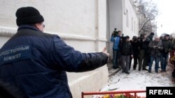 People gather to lay flowers and light candles on the sidewalk in Moscow where Markelov was gunned down.