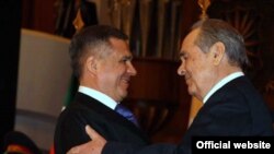 Outgoing President Mintimer Shaimiyev (right) embraces successor Rustam Minnikhanov at the inauguration ceremony.